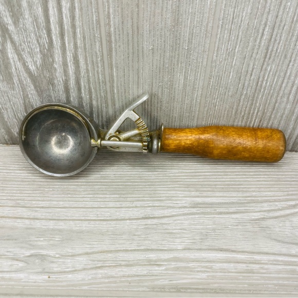 Vintage metal and wood ice cream scooper can be used it as decoration’s kitchen - Picture 8 of 8